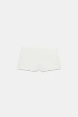 Shorts mini de tiro medio confeccionados en hilatura con mezcla de lino, con forro interior a tono y cierre lateral con cremallera oculta.