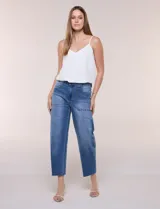 Jean de tiro alto y calce relajado tipo baggy confeccionado en denim con sutil elasticidad, con cintura con pasacintas anchos, bolsillos frontales aplicados tipo parche, pierna de silueta holgada y terminación al tobillo con ruedo al corte deshilachado.