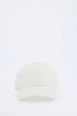 Gorra de béisbol color beige con visera curva, ojales bordados para ventilación y ajuste trasero.