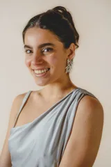 Vestido largo de fiesta color plateado, con escote asimétrico, bretel fino y abertura lateral en la falda.