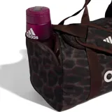 Bolso deportivo Adidas con diseño de estampado animal print en tonos marrones y negros. Cuenta con correas de mano, correa ajustable para el hombro con hombrera acolchada y logo de la marca estampado en el frente.