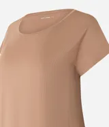 Remera manga corta de microfibra color marrón, de escote redondo y calce cómodo, marca Get Over.
