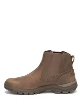 Bota tipo Chelsea de Caterpillar, confeccionada en cuero color marrón. Presenta paneles laterales elásticos, suela de goma dentada para mayor tracción y logo de la marca grabado en el lateral y en la puntera.