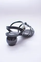 Sandalia dorada metalizada con tiras finas y taco bolita.