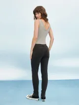 Jean de corte skinny en color azul oscuro, con cierre de botón y cremallera, y bolsillos laterales y traseros.
