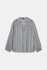 Blusa de manga larga con cuello redondo y escote en pico, cierre frontal con botones y diseño de rayas verticales.