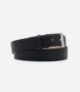 Cinturón de cuero negro liso con hebilla metálica plateada de forma rectangular.