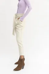 Pantalón de vestir verde pistacho, de lana, con pinzas, corte recto y lazo en la cintura.