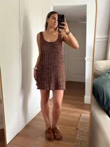 Vestido corto de tejido de punto, color marrón con hilos dorados (lurex) que le dan un brillo sutil. Diseño de tirantes anchos y escote redondo.