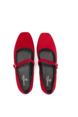 Ballerinas chatitas de gamuza color rojo, con tira en el empeine con hebilla metálica y ribete negro en el borde superior.