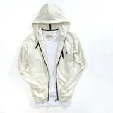 Campera con capucha color natural, con cierre frontal, bolsillos laterales y logo bordado en el pecho.