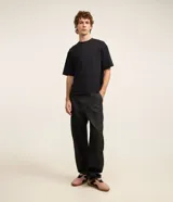 Remera boxy de manga corta y cuello redondo, confeccionada con tecnología dry de tacto frío en el interior y exterior de algodón.