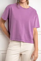 Remera de algodón con efecto lavado, de corte oversize, cuello redondo y mangas cortas.