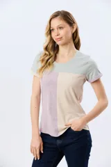 Remera de manga corta con diseño de bloques de color en tonos verde menta, beige y lila, corte clásico y cuello redondo.