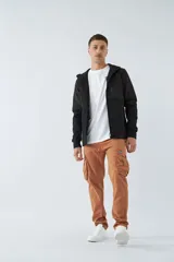 Campera negra con capucha ajustable, mangas largas y fit regular. Tiene logo estampado y en grifa de plástico, y un bolsillo en el pecho.