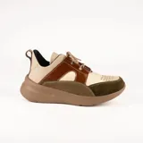 Championes deportivos de cuero en tonos marrón, tostado y marrón oscuro, con detalles de estampado animal print de leopardo en el lateral, suela gruesa blanca y cordones elásticos.