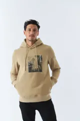 Buzo canguro blanco de felpa con capucha ajustable, bolsillos y estampado con diseño de bosque y texto.