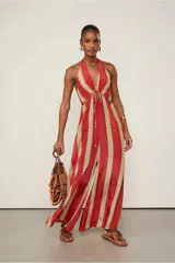 Mono largo de viscosa con estampado a rayas rojas y amarillas, corte holgado, escote halter en V ajustable con lazos y espalda descubierta.