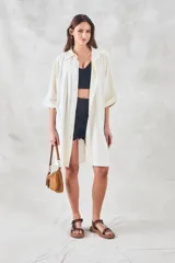 Camisa larga color crema de lino y viscosa, de corte oversize con mangas 3/4 y cuello clásico.