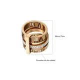 Anillo triple dorado de acero quirúrgico con baño de oro 18k. Dos de los anillos tienen números romanos grabados y el anillo central tiene circonitas blancas.