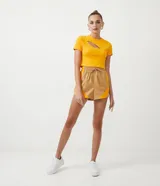 Short runner color beige con recortes laterales color naranja, cintura elástica con cordón ajustable y corte holgado.
