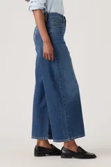 Jeans de mezclilla azul con diseño wide leg, tiro medio y corte al tobillo.