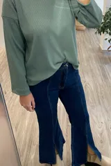 Pantalón de jean azul oscuro, de corte wide leg y tiro medio alto.