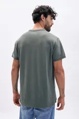 Remera de manga corta color verde, con cuello mao y botones en la parte frontal.