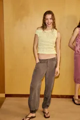Top asimétrico de tejido elástico color amarillo, con escote de un solo hombro y aplicación de lentejuelas bordadas a tono en toda la prenda.