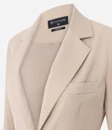 Blazer sastre color beige, de corte estructurado y calce al cuerpo, con solapa clásica, bolsillos con solapa en los laterales, bolsillo superior y cierre frontal de un botón.
