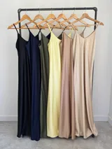 Vestido largo amarillo de satén, de corte recto y holgado, con tirantes finos y escote en V.