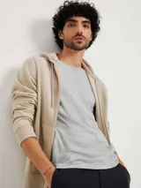 Musculosa blanca de corte recto y cuello redondo.