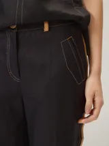 Pantalón de lino color beige, de corte recto y elegante, con bolsillos laterales.