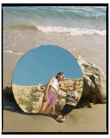 Top color crema de cuero sintético, con un solo tirante ancho y corte asimétrico.