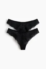 Pack de dos bombachas estilo Brazilian de tiro bajo confeccionadas completamente en encaje negro, con diseño cavado en la parte trasera y un delicado lazo decorativo al frente.