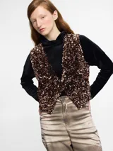 Chaleco con frente bordado en lentejuelas color bronce y espalda de viscosa lisa. Presenta un diseño con escote en V y cierre frontal de un solo botón.