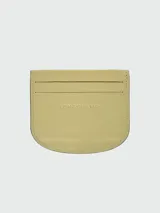 Tarjetero plegable de cuero color verde oliva, con cierre de broche a presión y compartimentos internos para tarjetas.