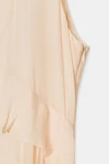 Vestido midi de escote en pico con lazada frontal y diseño sin mangas. Presenta múltiples niveles de volantes a lo largo de la falda y cierre lateral con cremallera oculta.