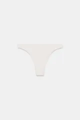 Braguita de bikini de tiro medio con diseño liso y cintura elástica, cuenta con forro interior.
