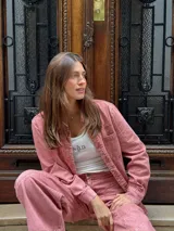 Chaqueta de jean azul, de corte entallado, con cuello camisero, cierre frontal con botones y bolsillos delanteros con solapa.