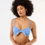 Top bandeau de bikini azul con nudo frontal y pespuntes decorativos en color blanco. Cuenta con tirantes finos regulables.