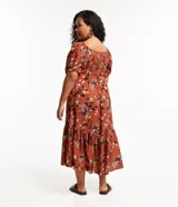 Vestido corto color ladrillo con estampado de flores y palmeras en tonos blanco y negro. Tiene escote cuadrado, mangas cortas abullonadas y falda con volantes.