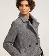 Saco alargado de polyvelour con textura boucle, cuello solapa, abotonado delantero y bolsillos. Forro de poliéster.