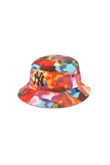 Gorro tipo bucket con estampado de camuflaje multicolor y logo de los New York Yankees bordado en negro en la parte frontal.