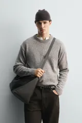 Jersey de punto con mezcla de lana, corte regular fit, cuello redondo y manga larga con acabados en rib.