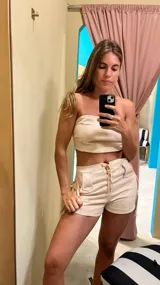 Top strapless color beige con espalda descubierta y lazo ajustable.