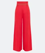 Pantalón acampanado de lino color celeste, con bolsillos, cinturón bordado y pliegues delanteros.