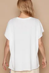 Camiseta sin mangas de cuello en V, color blanco, con corte relajado, bolsillo frontal y costuras exteriores visibles.