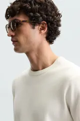 Camiseta de manga corta color amarillo pálido, con cuello redondo acanalado y corte relajado.