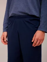Pijama de hombre gris con remera de mangas largas con cuello en V y pantalón largo.
